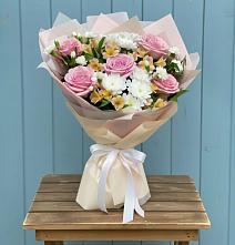 Букет цветов из:  Гвоздики, Орхидеи и Розы в Домне