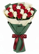Букет Микс из красных и белых роз в Домне