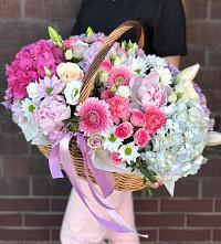 Цветочная композиция из Розы, Хризантемы, Пионы и Лизиантусы в корзине в Домне