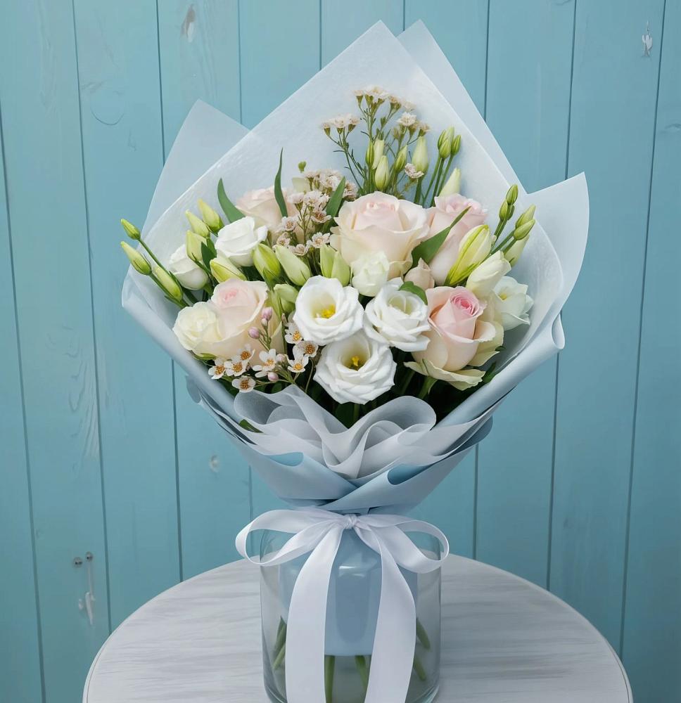 Букет цветов из: Розы и Лизиантусы в Домне