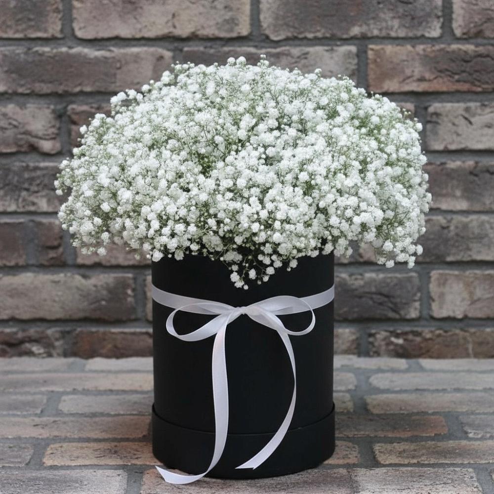 Цветочная композиция из Гипсофила в шляпной коробке в Домне