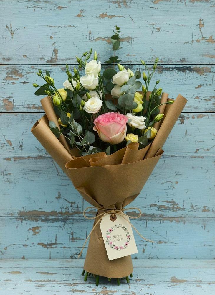 Букет цветов из: Розы и Лизиантусы в Домне