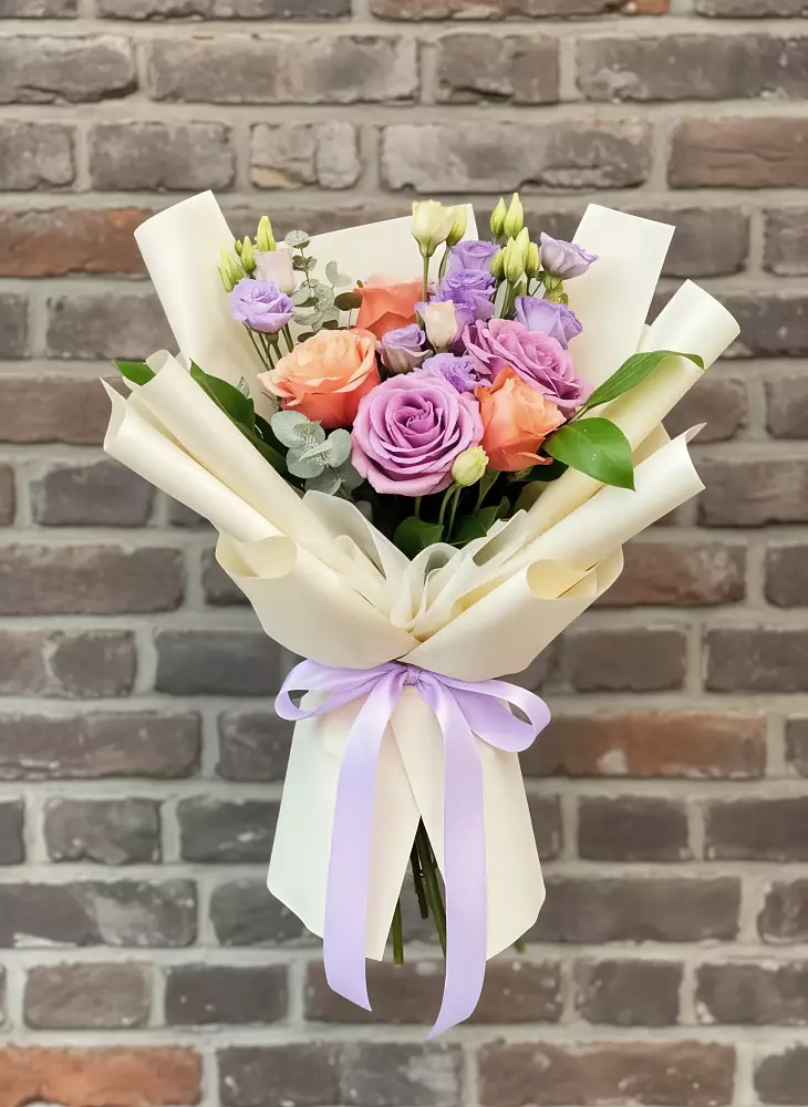 Букет цветов из: Лизиантусы и Розы в Домне