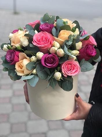 Цветочная композиция из Розы в шляпной коробке в Домне