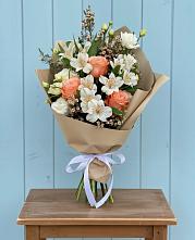 Букет цветов из:  Альстромерии, Лизиантусы, Розы и Хризантемы в Домне