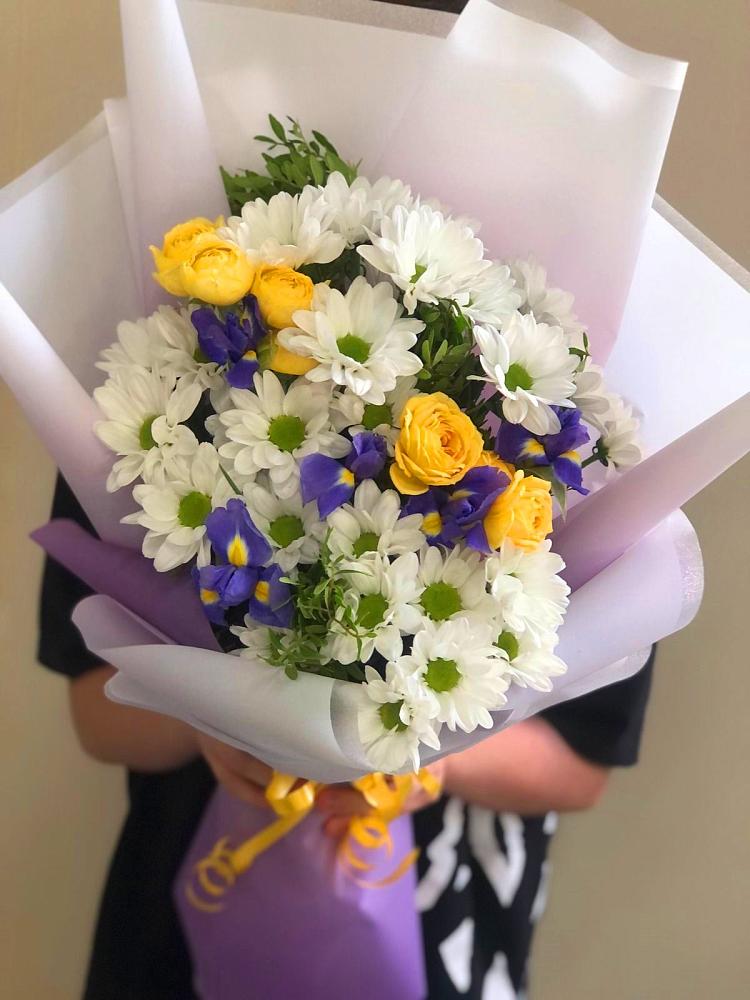 Букет цветов из: Ирисы, Хризантемы и Розы в Домне