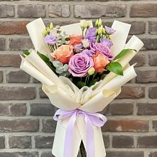 Букет цветов из:  Лизиантусы и Розы в Домне