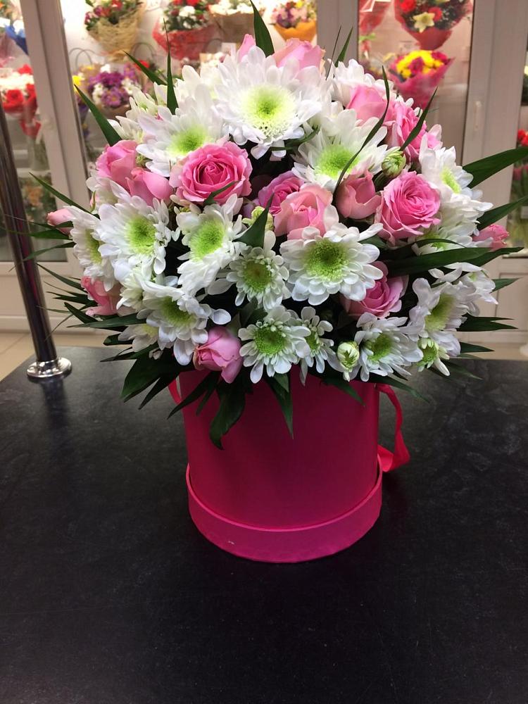 Цветочная композиция из Розы и Хризантемы в шляпной коробке в Домне