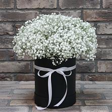 Цветочная композиция из Гипсофила в шляпной коробке в Домне