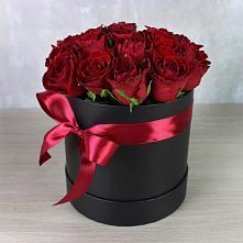 Цветочная композиция из Розы в шляпной коробке в Домне