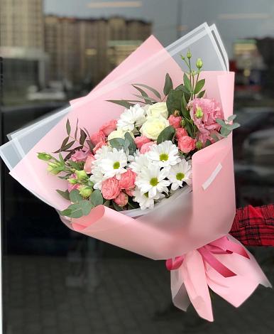Букет цветов из: Розы, Лизиантусы и Хризантемы в Домне