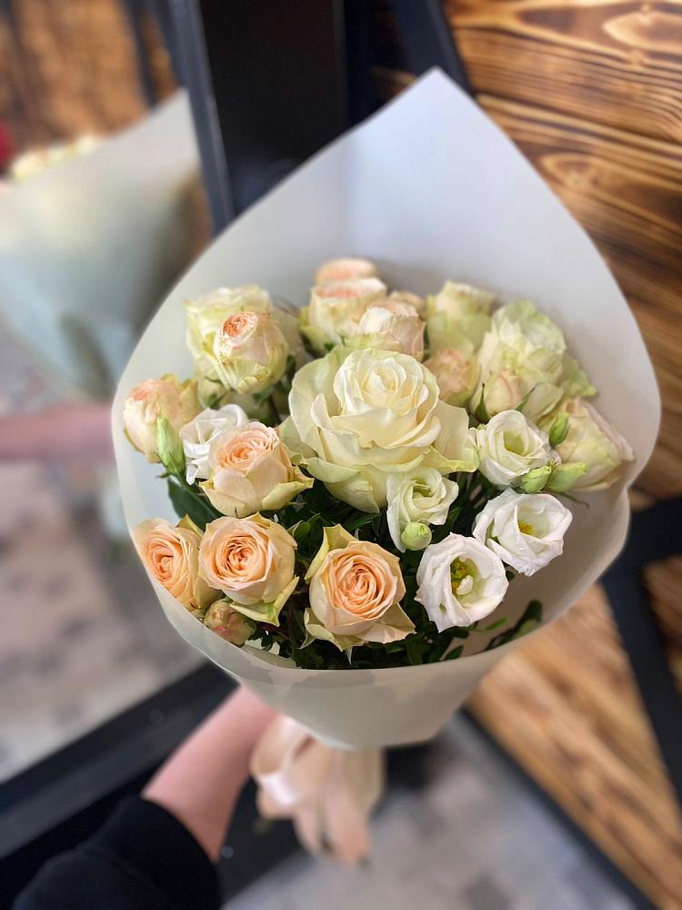 Букет цветов из: Розы и Лизиантусы в Домне